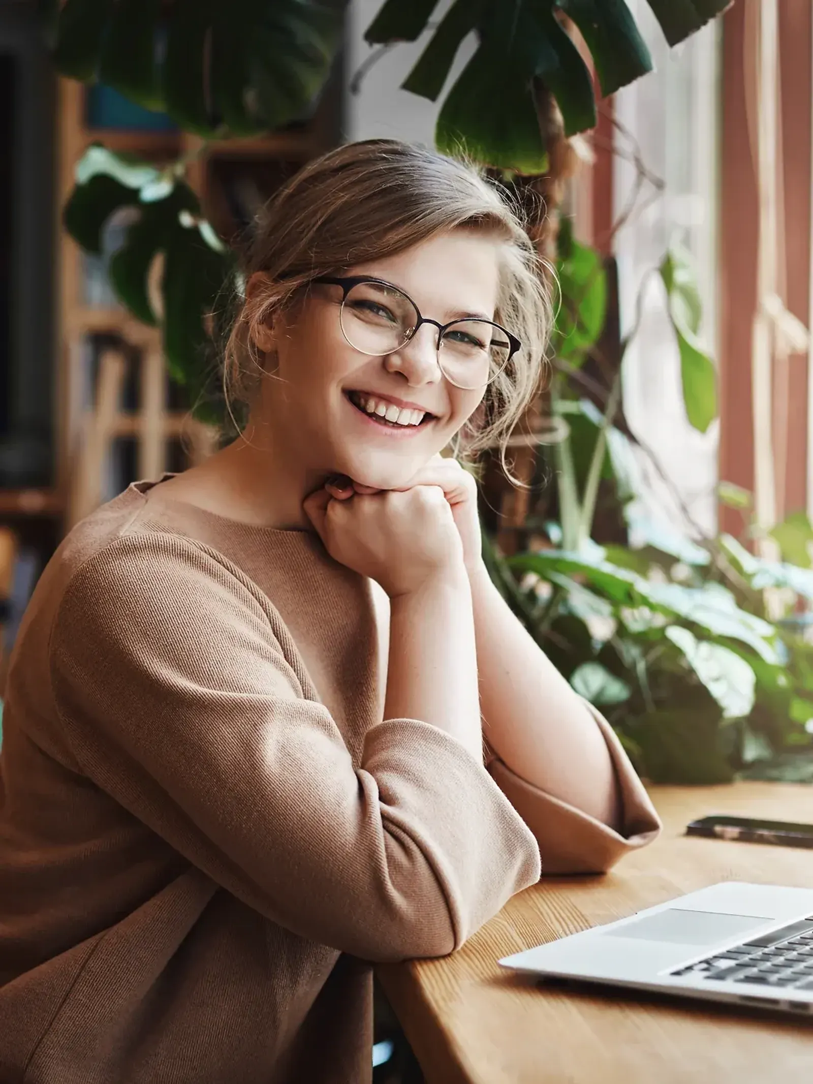 Smiling_young_woman_with_laptop